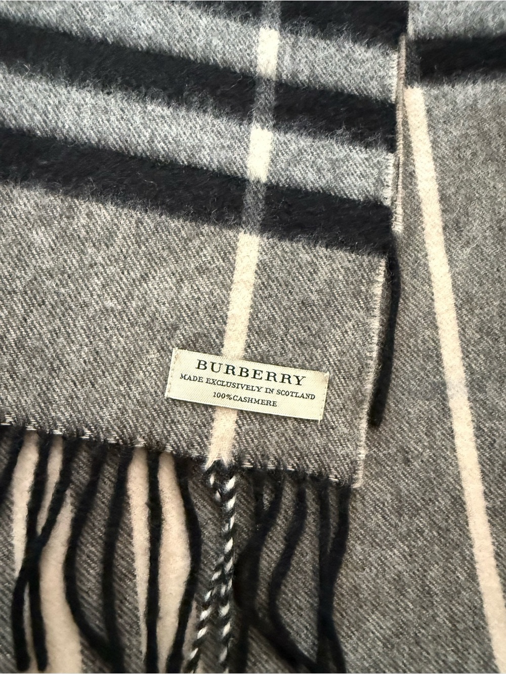 100% Cashmere Burberry Classic Grey and Black Check Wool Scarf - Picture 2 of 2